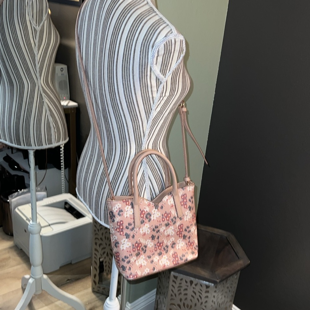 1 hour sale. Like new, Lauren Conrad, floral crossbody purse - Picture 9 of 9